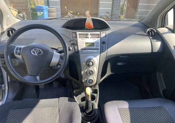 Toyota Yaris cena 10900 przebieg: 260000, rok produkcji 2006 z Sochaczew małe 16